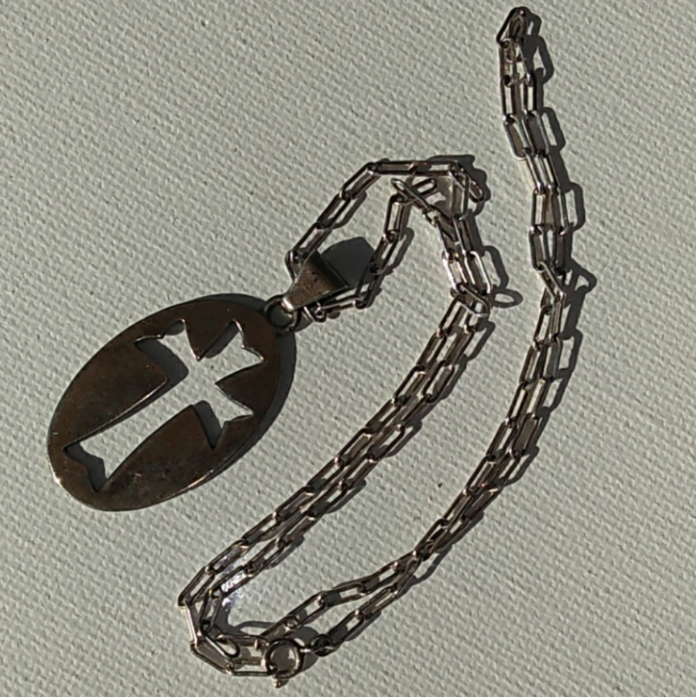 VTG Sterling Silver Oval Disc Cross Cut-Out Pendant Necklace - Picture 2 of 8
